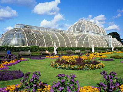 Dr. Nosko presenting on Kew Garden